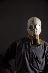 Mann in einer Gasmaske auf schwarzem Hintergrund