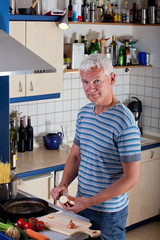 Mann beim Nudelkochen in der Küche