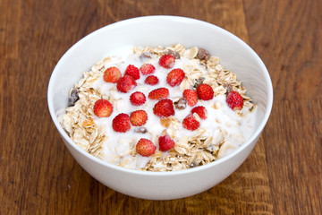 Fototapeta na wymiar Muesli with yoghurt and wild strawberry