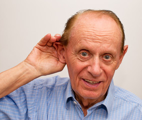 Schwerhöriger Mann oder Rentner