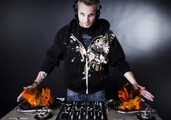 dj bringt turntables zum brennen