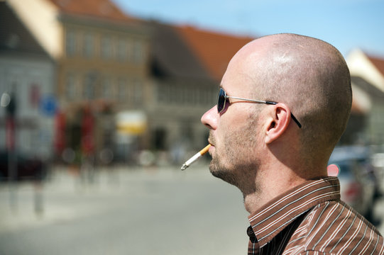junger Mann mit Zigarette