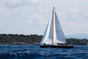 Segelboot in voller Fahrt