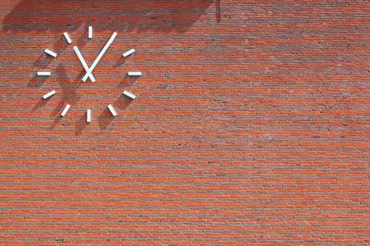 Gro&szlig;e Uhr an einer Ziegelwand