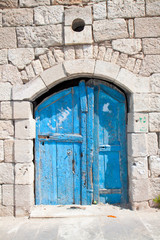 Fototapeta na wymiar Drewniane niebieskie drzwi w Madaba