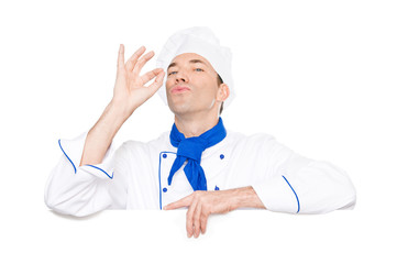 Chefkoch zeigt auf Tafel