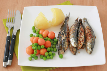 Fried sardines with boiled vegetables