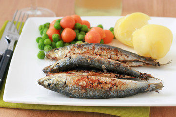 Fried sardines with boiled vegetables