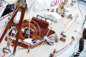 Steuerrad auf einem Segelschiff