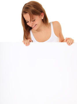 Attraktives M&auml;dchen schaut wei&szlig;e Tafel hinab