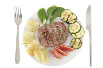 Steak hâché grillé accompagnés de légumes