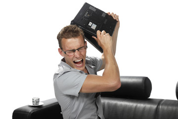 jeune homme jetant un ordinateur