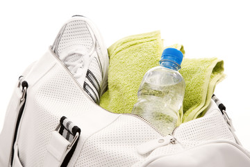 Sporttasche mit Turnschuh und Wasserflasche