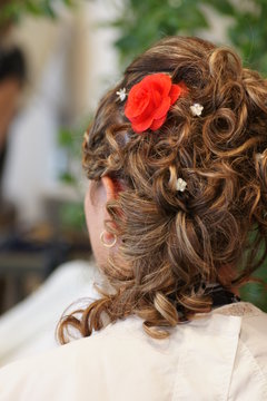 coiffure - chignon boucl&eacute;