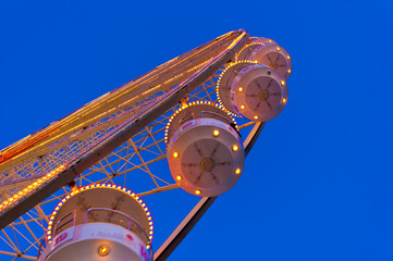 Riesenrad mit Gondeln