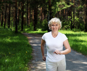 Elderly woman likes to run in the park