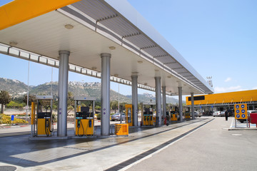 Filling station for vehicles with gasoline