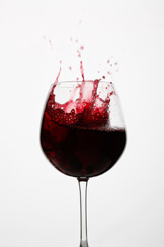 glass of red wine splashing