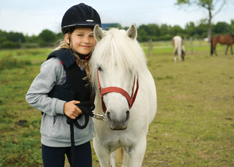 Mädchen mit pony - 33247532