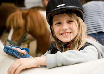 Mädchen mit Pferd - 33247586
