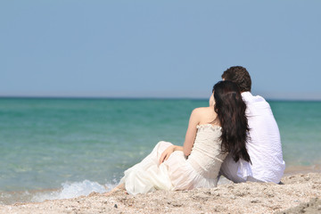 Fototapeta na wymiar young couple dreaming on beach