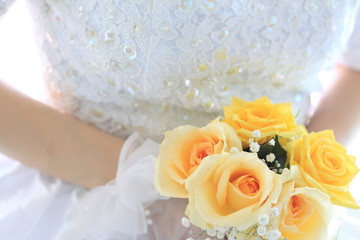 Fototapeta premium Bride holding a roses bouquet