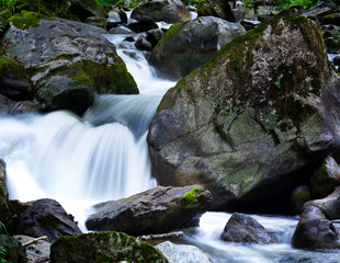 Bach mit Wasser und Steinen im Gebirge