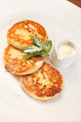 Cheese pancakes with sour cream