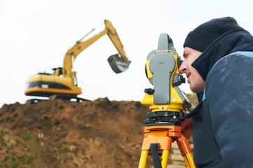 Obraz premium surveyor works with theodolite tacheometer