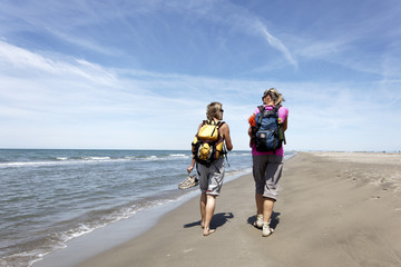 Randoneuses au bord de mer 