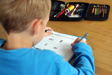 Junge bei Hausaufgaben