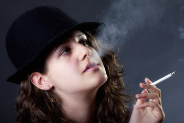 Obraz premium Woman smoking a cigarette