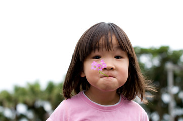 花をくわえる女の子