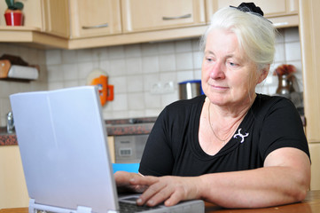 Seniorin mit Laptop