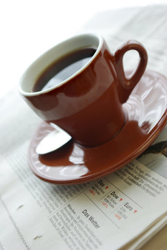 Morgenzeitung und einen Espresso