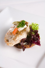 Putenschnitzel auf Brot