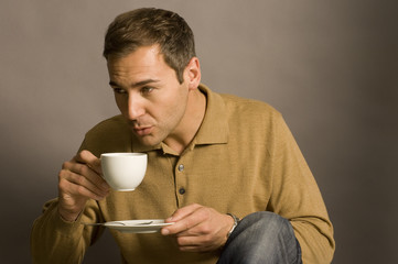 Mann trinkt Kaffee