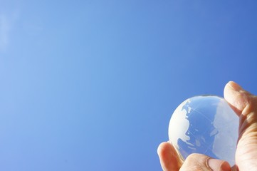 地球儀　青空バック