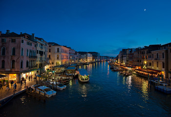 Fototapeta na wymiar Canal Grande w nocy, Venice, Włochy