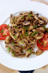gebratene Champignons auf einem halben Brötchen