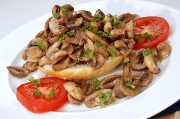 gebratene Champignons auf einem halben Brötchen
