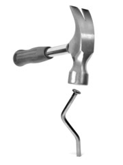 marteau de charpentier et clou tordu