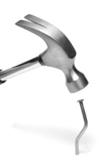 marteau de charpentier et clou tordu