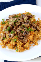 gebratene Champignons auf roten Linsen