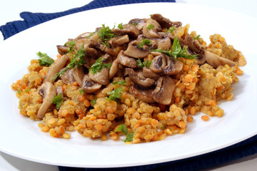 gebratene Champignons auf roten Linsen