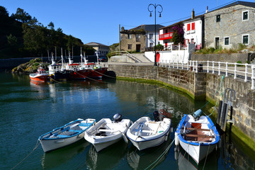 Barcos en el puerto de Viavélez en Asturias