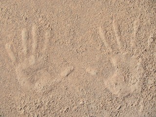 Hands print on cement, huellas de mano en cemento.