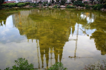 Sagrada Familia reflejada en el lago