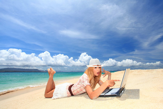 ビーチでインターネットを楽しむ女性