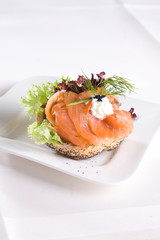 Mohnbrötchen mit Lachs